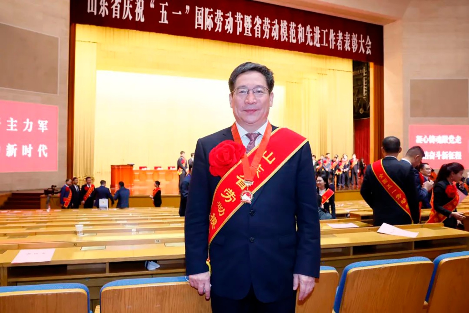喜報(bào)！李永勝董事長被授予“山東省勞動模范”稱號 受省委、省政府表彰 (5)